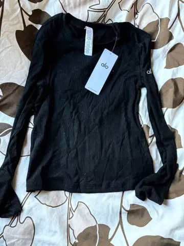 택 포함 미사용 새상품 aloyoga 블랙 리브 긴팔 T셔츠 M 사이즈