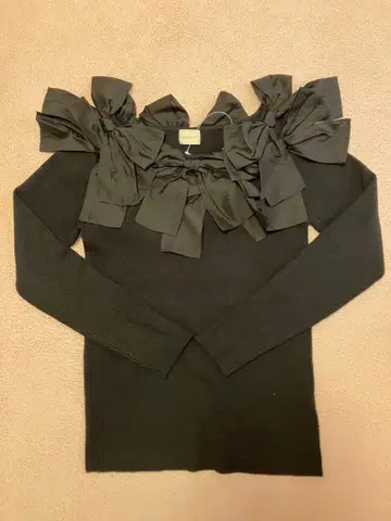 Liala x PG 와이드 넥 리본 포함 리브 니트