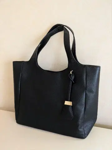 블랙 핸드백 내 포켓 부착