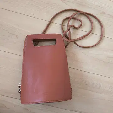 브라운 핸들 부착 숄더백