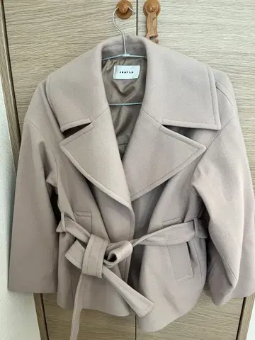 FRAY I.D 벨트 부착 빅 칼라 숏코트 핑크 베이지