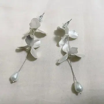 꽃잎 모티브 롱 귀걸이 웨딩용