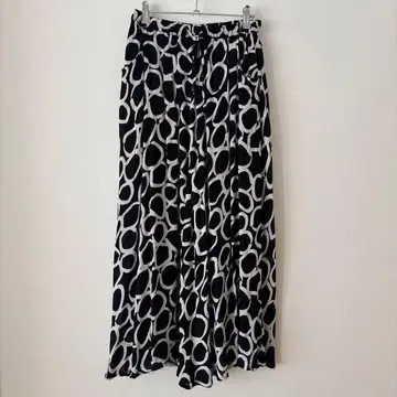 블랙과 화이트의 추상 무늬 롱 스커트