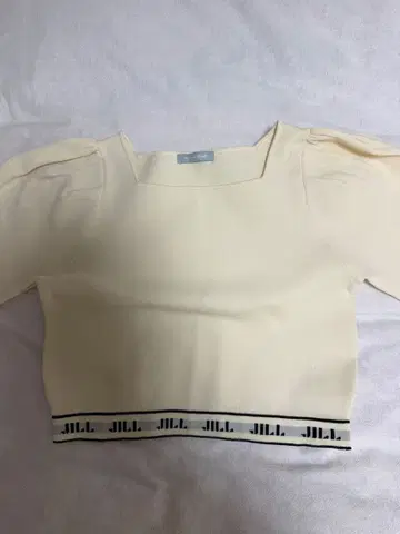 JILL by JILL STUART 로고 자카드 퍼프 니트 화이트