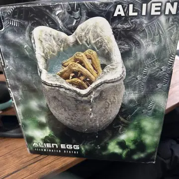 ALIEN EGG 일루미네이티드 동상
