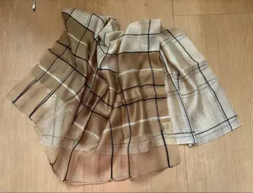베이지 계열 체크 무늬 스톨