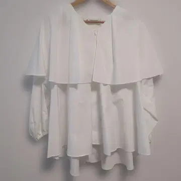 Cen. 화이트 플레어 디자인 긴팔 셔츠 ( 프리 사이즈 )