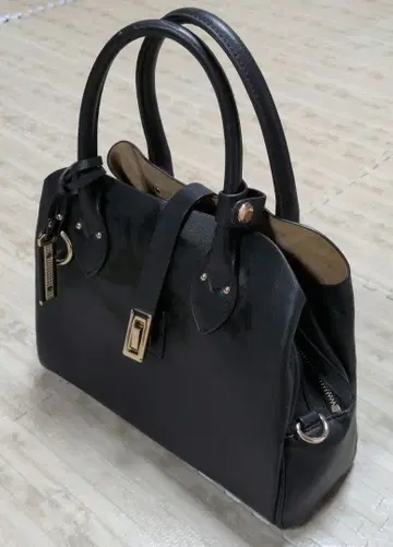 블랙 광택 숄더백 골드 금장 장식