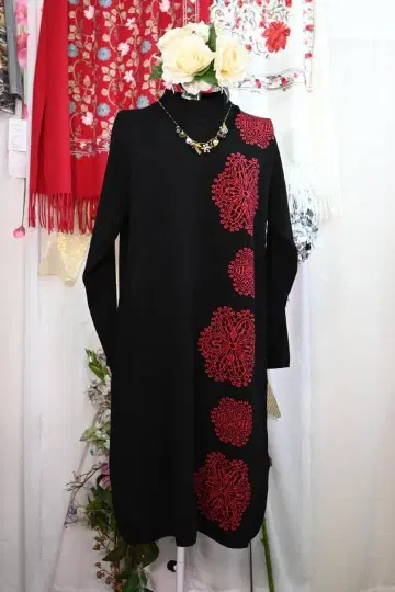 새상품 추가 OFF 레드 자수 프린트 디자인 롱 원피스