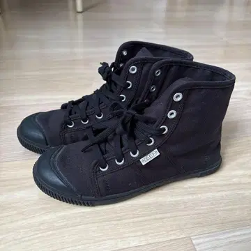 KEEN 블랙 하이컷 스니커즈