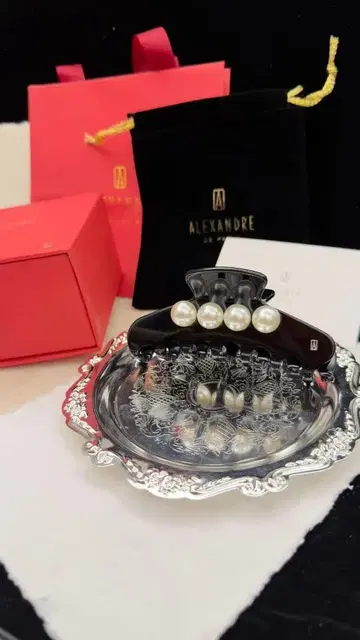 ALEXANDRE 블랙 헤어 클립 펄 장식