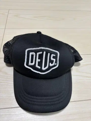 DEUS 블랙 트래커 캡