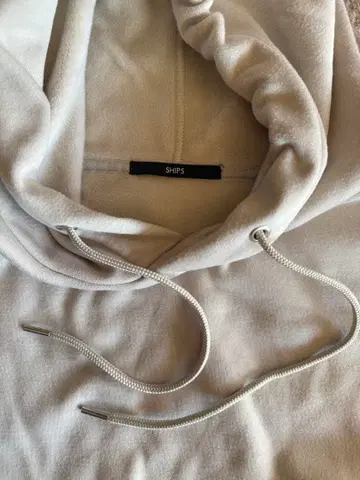 SHIPS 아이보리 후드 부착 후드티
