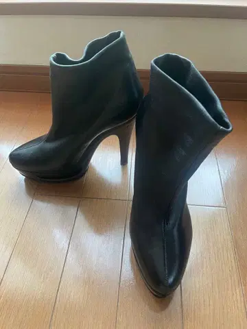 페라가모 블랙 하이힐 앵클부츠