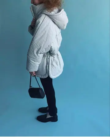 후드 부착 라이트 그레이 다운 자켓