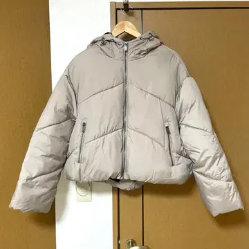 새상품급 ZARA 다운 자켓 M 사이즈 베이지 후드 부착