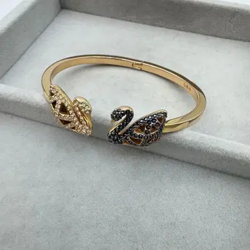[ 인기 ] Swarovski 스완 실버 블랙 골드 팔찌