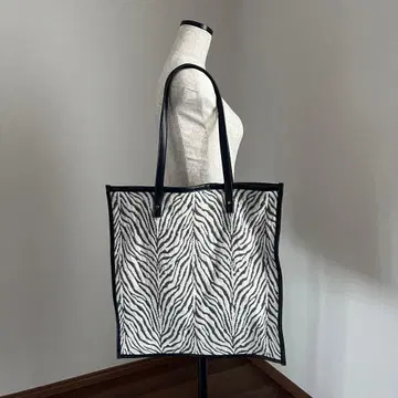 제브라 패턴 토트백