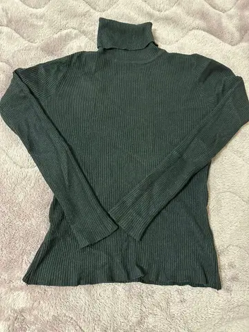 블랙 터틀넥 스웨터