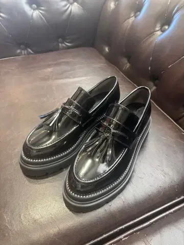 블랙 태슬 달린 로퍼 통굽 23.5cm