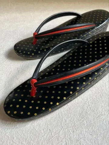 블랙과 금색 물방울 패턴 조리