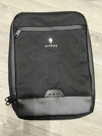 XIPHOS 블랙 백팩