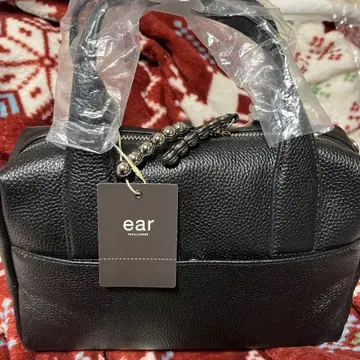 ear 블랙 숄더백 비즈 핸들