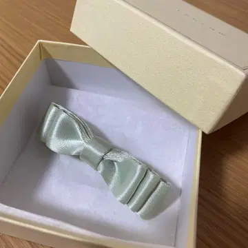 라들로 새틴 리본 헤어 클립