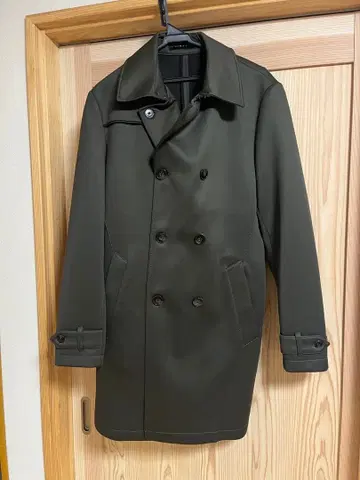 올리브 그린 더블 브레스트 트렌치코트