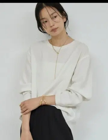 GALLARDAGALANTE 백 슬릿 블라우스 T