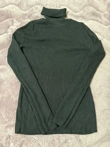 GU 블랙 터틀넥 스웨터