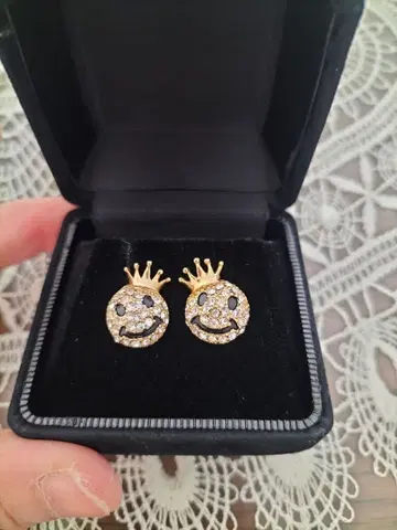 스마일리 페이스 왕관 귀걸이