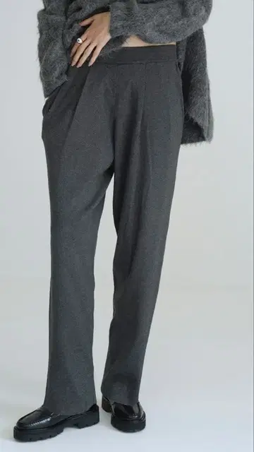 clane TWO TUCK KNIT TAPERED PANTS