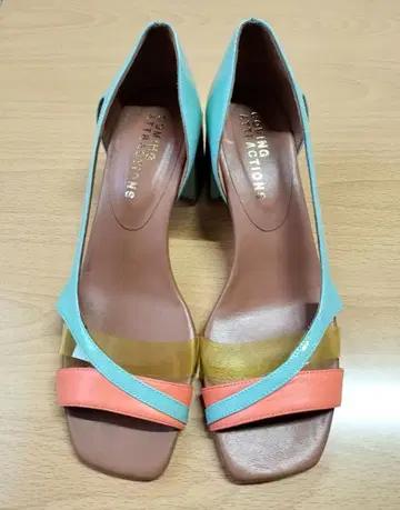 커밍 트랙션. 파랑 오렌지 투명 하이힐 펌프스