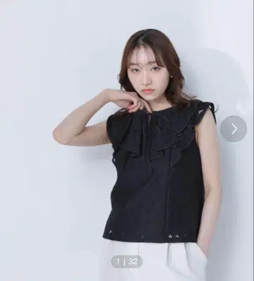 프릴 장식 블랙 슬리브리스 셔츠