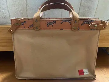 제브라 패턴 가죽 악센트 토트백