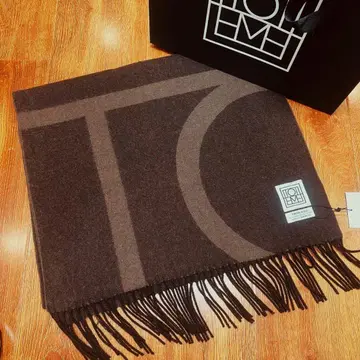 Toteme 다크 브라운 로고 머플러