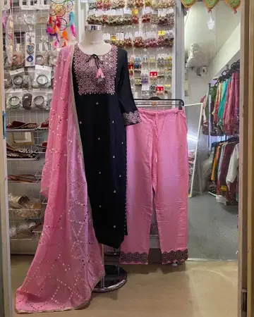 블랙과 핑크 자수 셋업