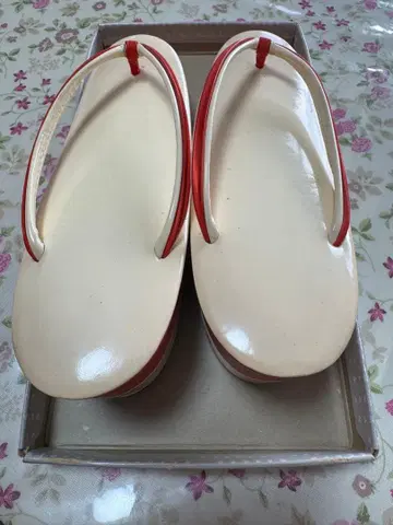 아이보리와 빨간색 통굽 조리