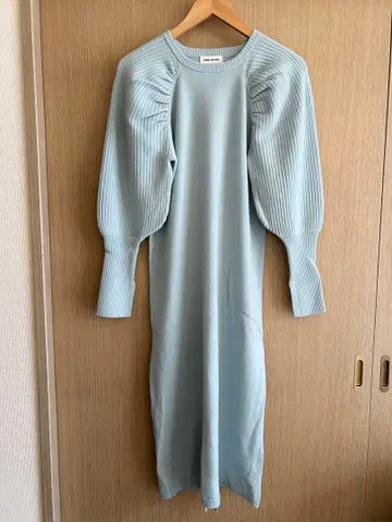 에메르 리파인즈 라이트 블루 니트 원피스
