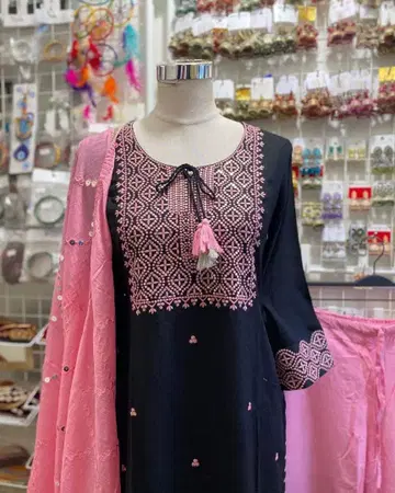 블랙과 핑크 자수 세트 쿠르타, 팬츠와 숄 (3점 세트)