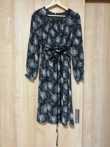 레리안 긴팔 그레이 계열 패턴 원피스