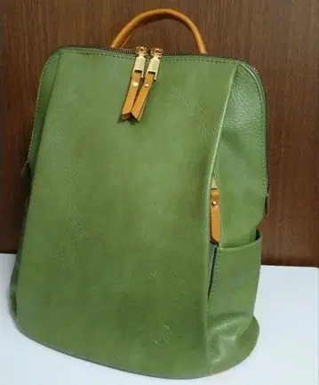 그린 컬러 가죽 백팩