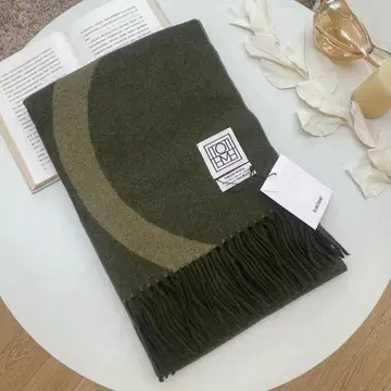 Toteme 올리브 그린 스트라이프 머플러