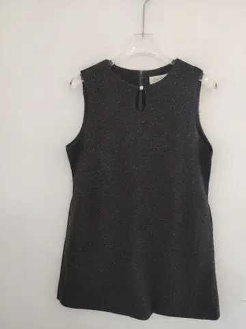 다크 그레이 슬리브리스 무릎 기장 원피스