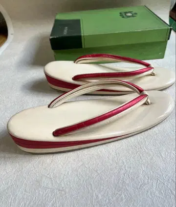 크림색과 빨간색 에나멜 조리