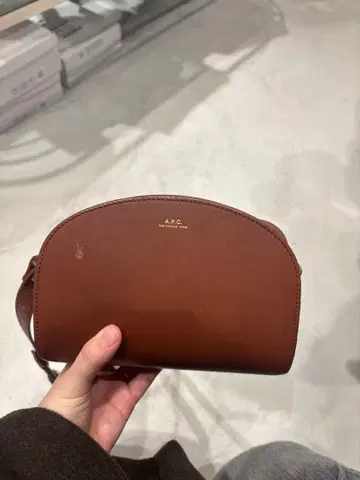 APC 아치형 브라운 숄더백