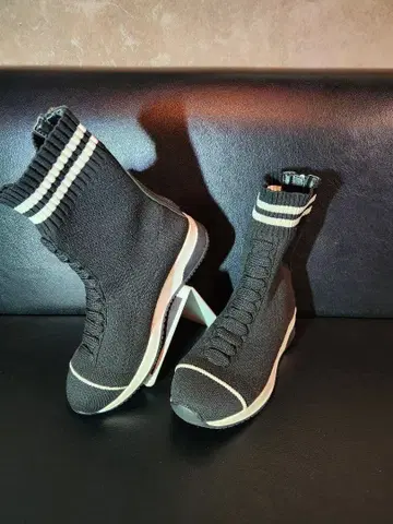 니트 소재의 블랙 스트레치 부츠