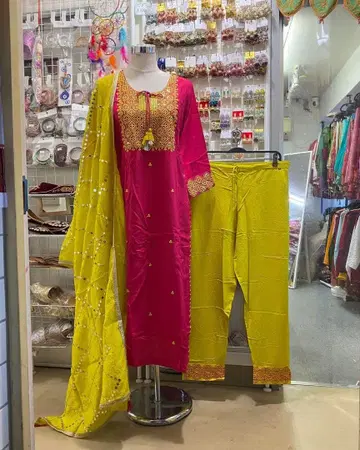 에스닉 스타일 셋업 핑크와 옐로우 컬러