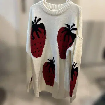 딸기 무늬 긴팔 니트 스웨터